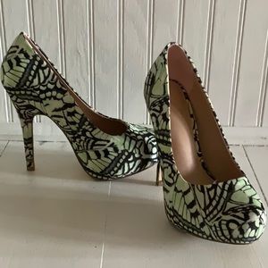 EUC (Worn 2x) Green Platform Pumps